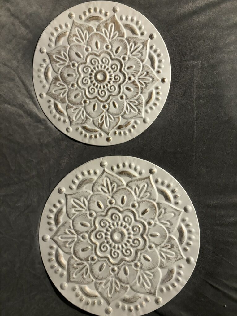 2 White Metal Circles