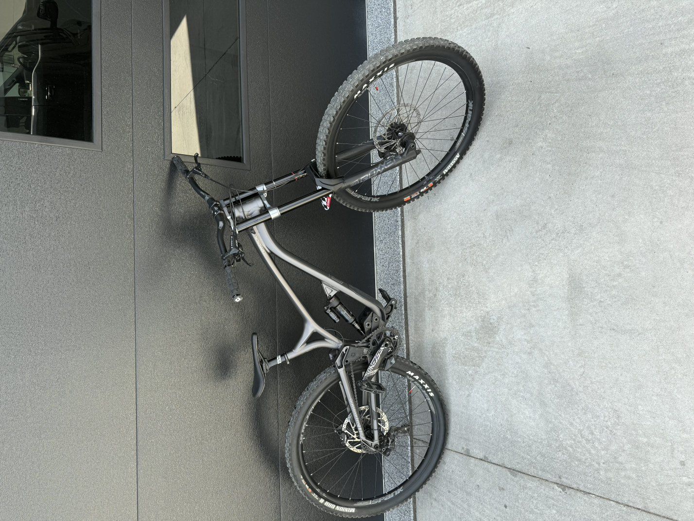 Commencal Supreme DH V4 Mountain Bike