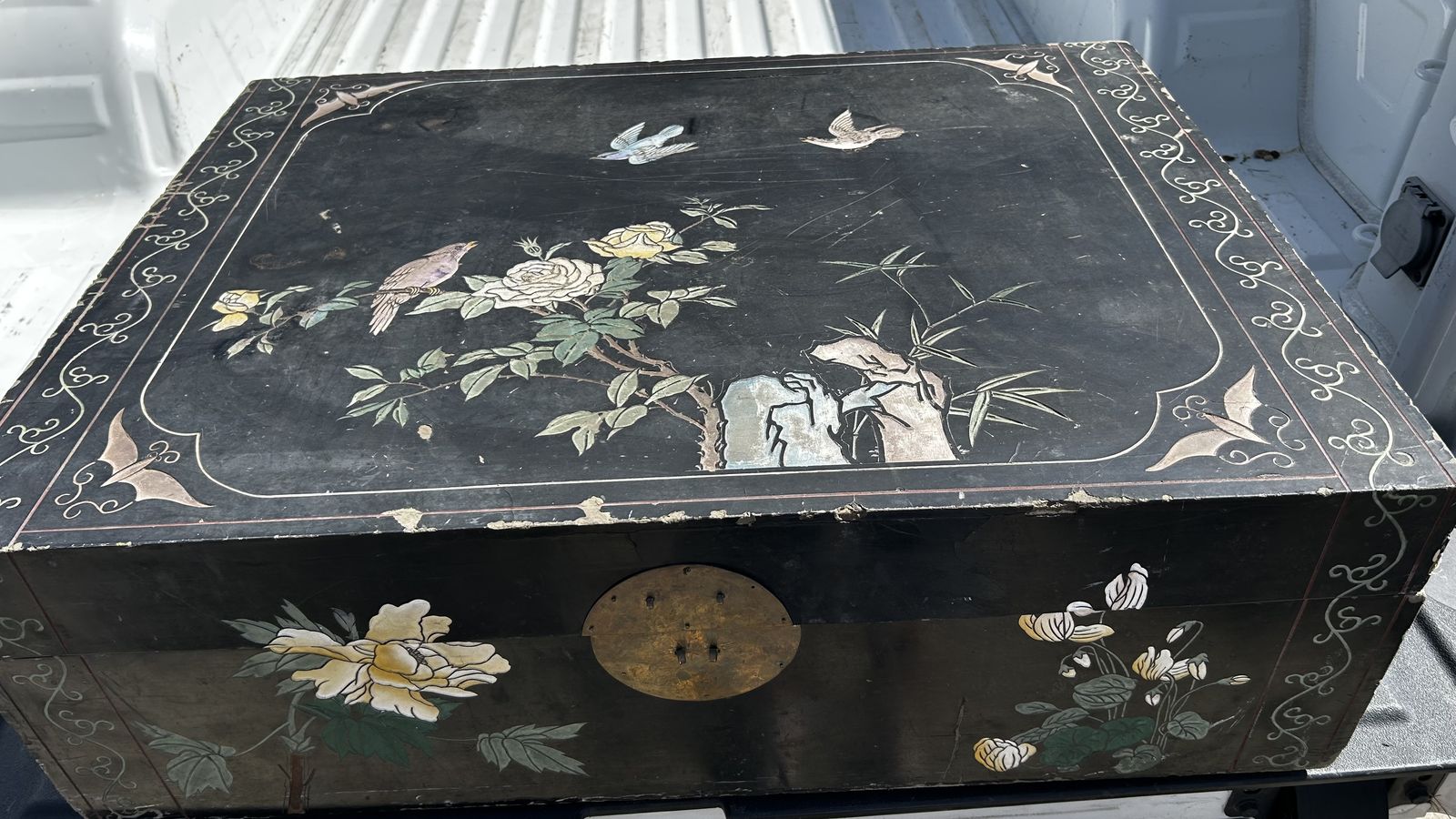 Vintage chinoiserie-style Painted Wooden storage