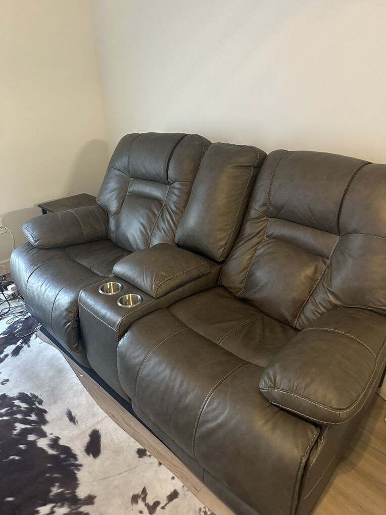 Power Loveseat Recliners+USB port W/center Consol