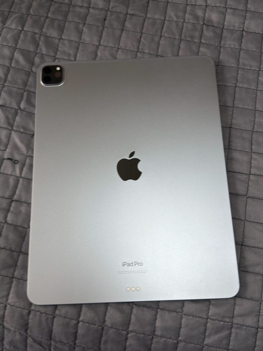 iPad Pro 12.9” (6th Gen, M2) 256GB Wi-Fi + Apple Pencil & Magic Keyboard