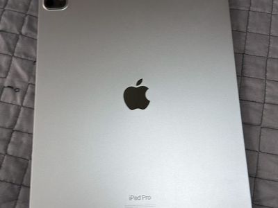 iPad Pro 12.9” (6th Gen, M2) 256GB Wi-Fi + Apple Pencil & Magic Keyboard