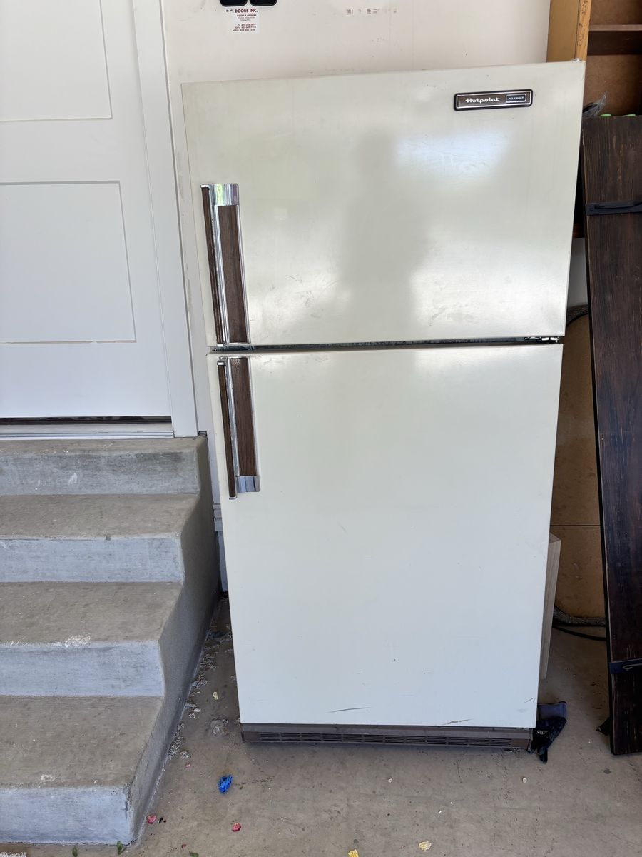 FREE - Refrigerator (freezer does not freeze)