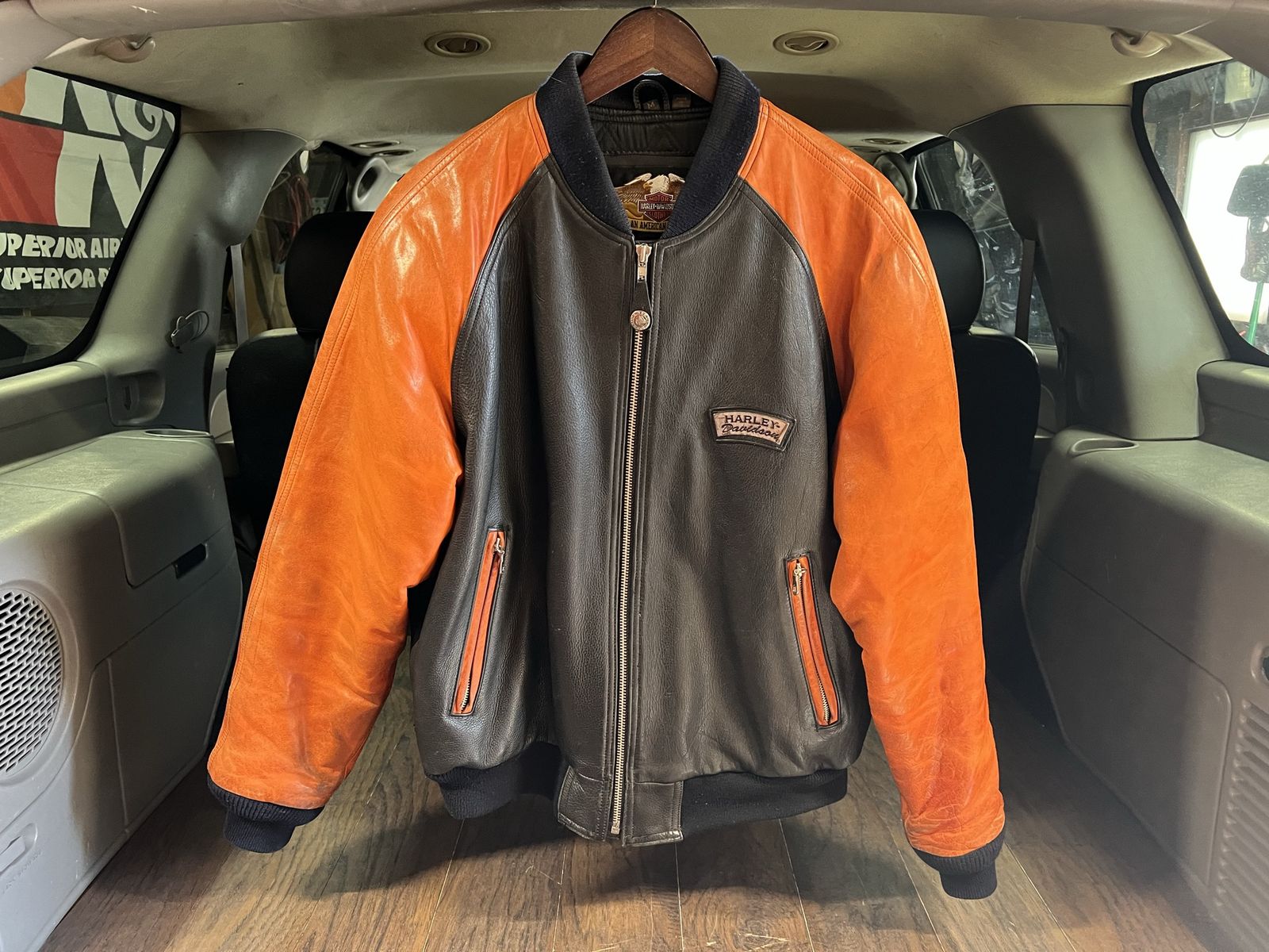 (M) Vintage Harley-Davidson Embossed V-Twin Leather Bomber Jacket Mens