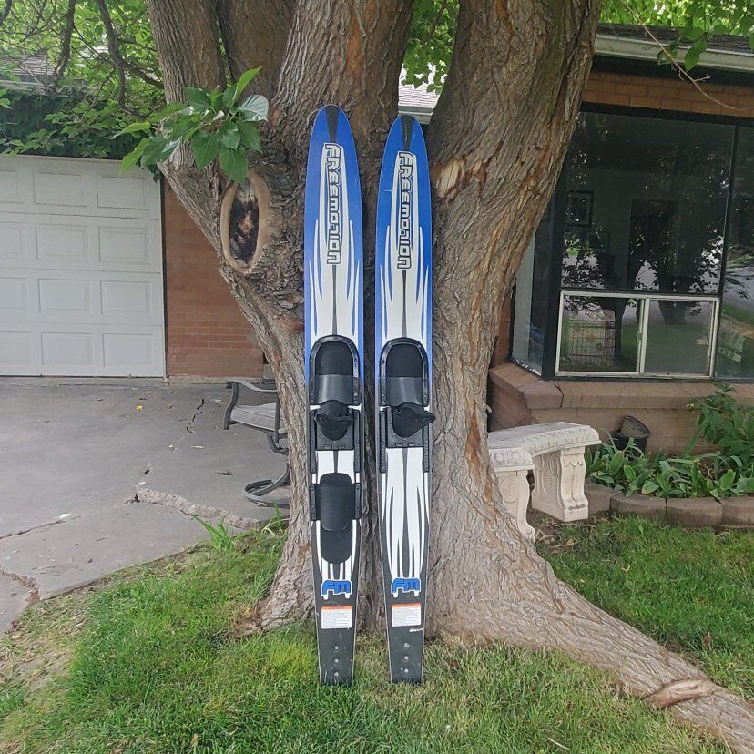 67" FM Free Motion Water Skis Slalom Boating