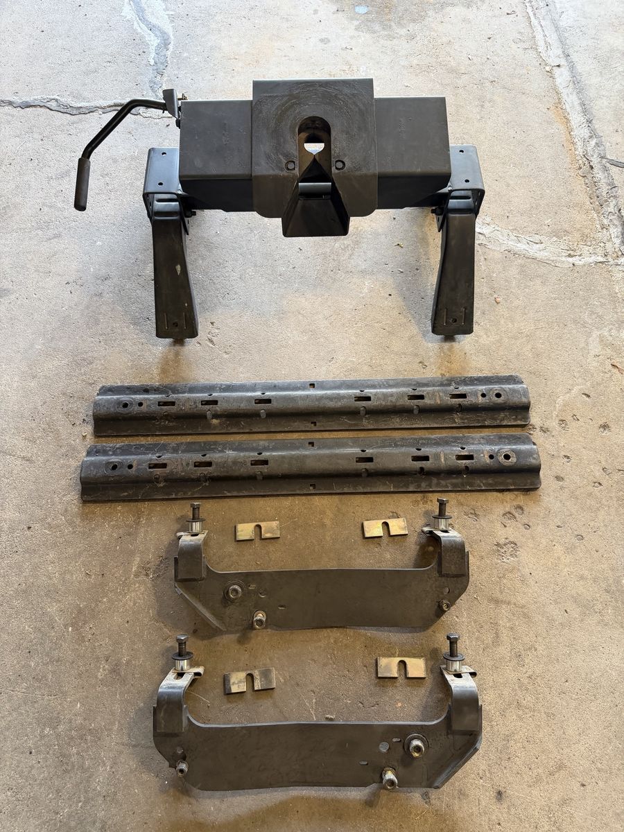 Fifth Wheel Hitch & Rail Kit