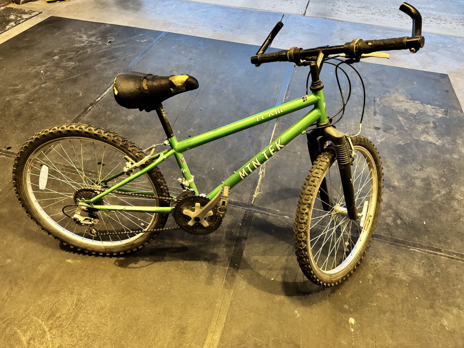 MTN TEK Team Green Hardtail Mountain Bike - Front Suspension, Grip Shift