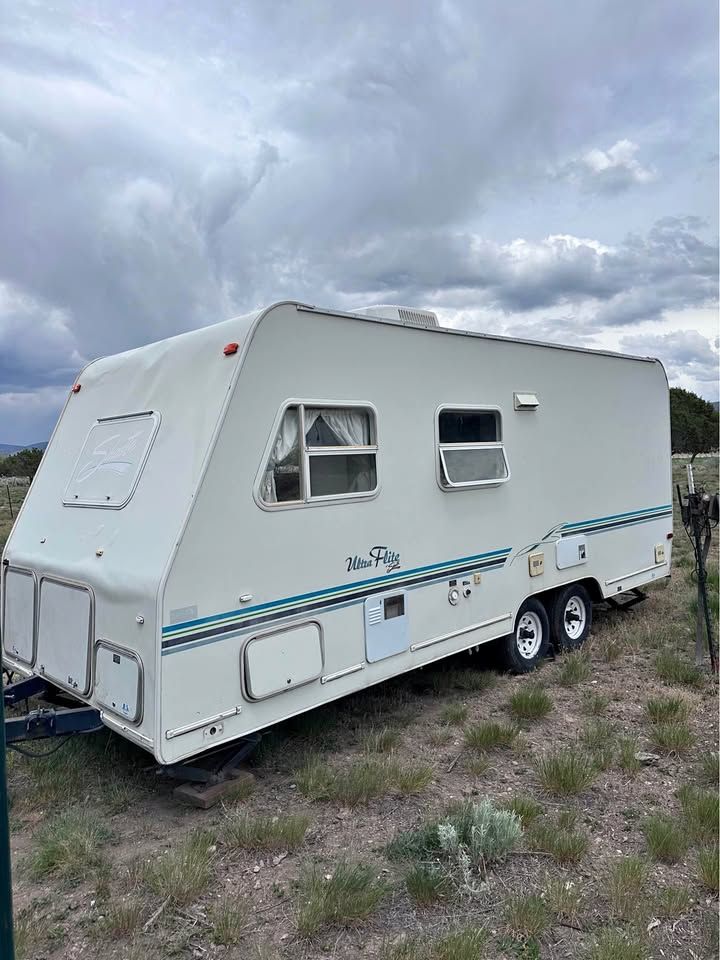 2000 Shasta Ultra Flite – Off‑Grid Ready + Solar + Generator