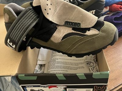 Size 7.5 women’s clip in cycling shoes