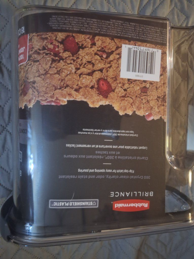 Rubbermaid Brilliance Food Storage Container with Flip-Top Latch, Stainshield Plastic