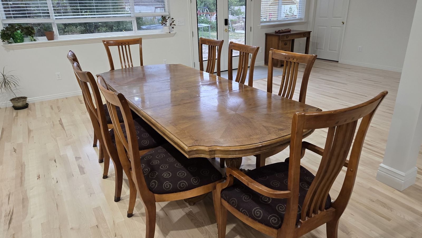 Dining Table & Chairs