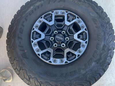 Raptor R wheels and tires