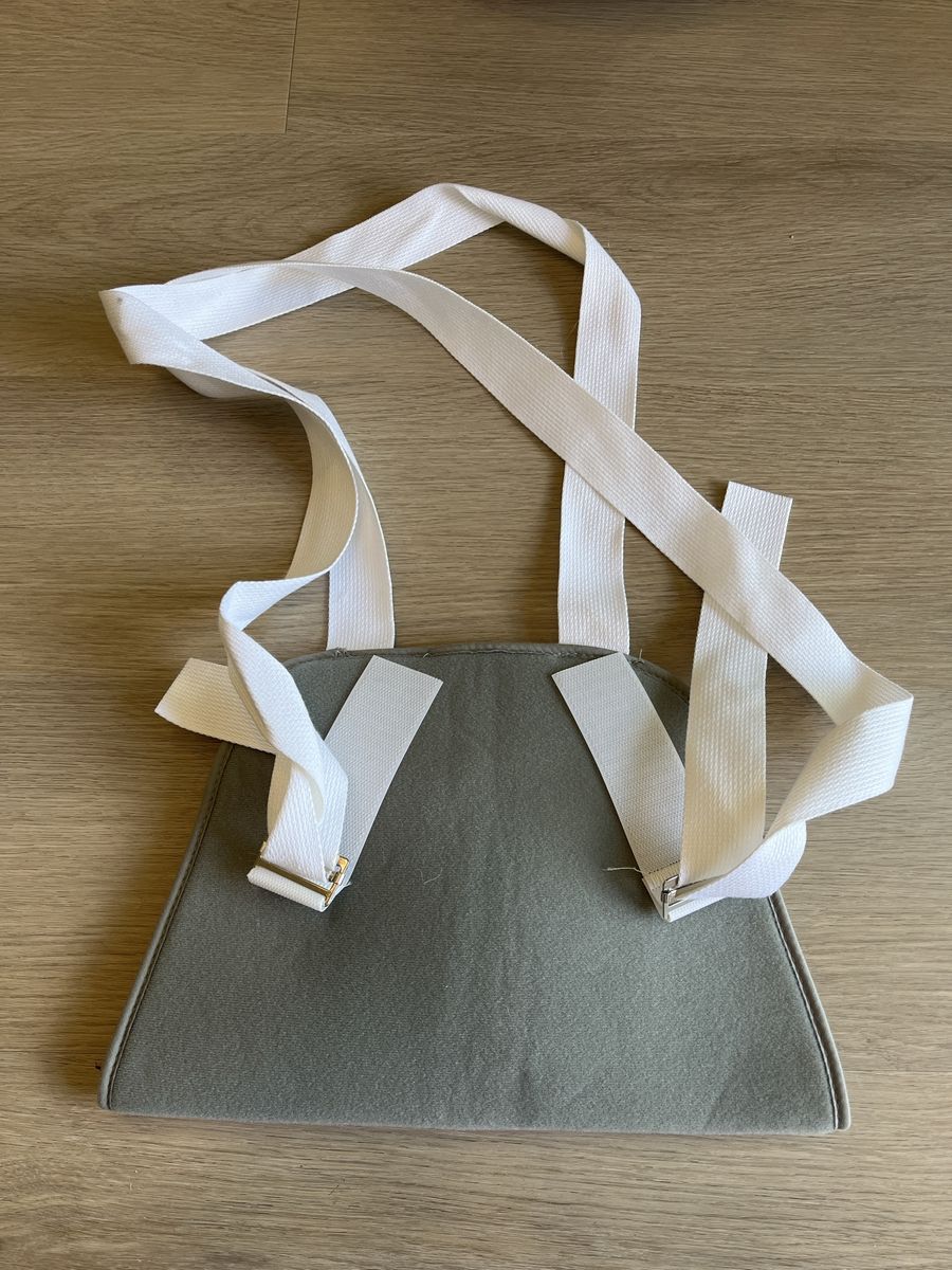 Arm Sling with Adjustable White Straps and Gray Support Pad