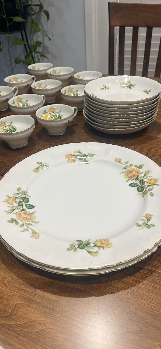93-Piece Yellow Rose Japan China Set - Excellent condition1800 1R