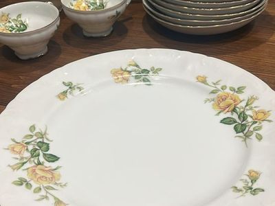 93-Piece Yellow Rose Japan China Set - Excellent condition1800 1R