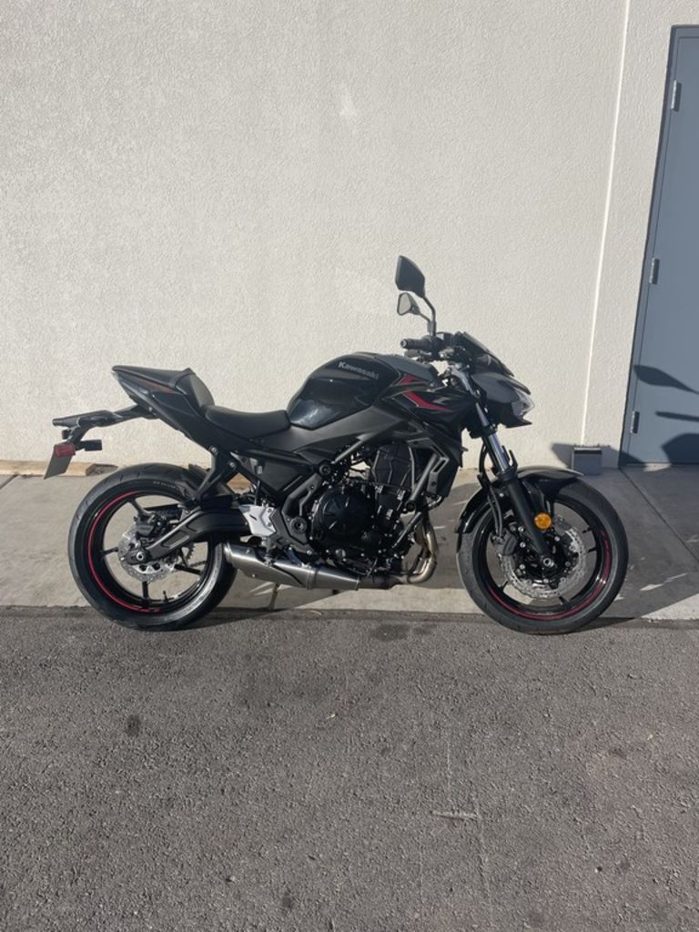 2025 Kawasaki Z650 CA Metallic Matte Dark Gray/Met