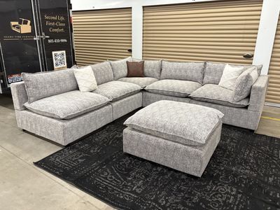 Albany Park Sectional (Free Delivery)