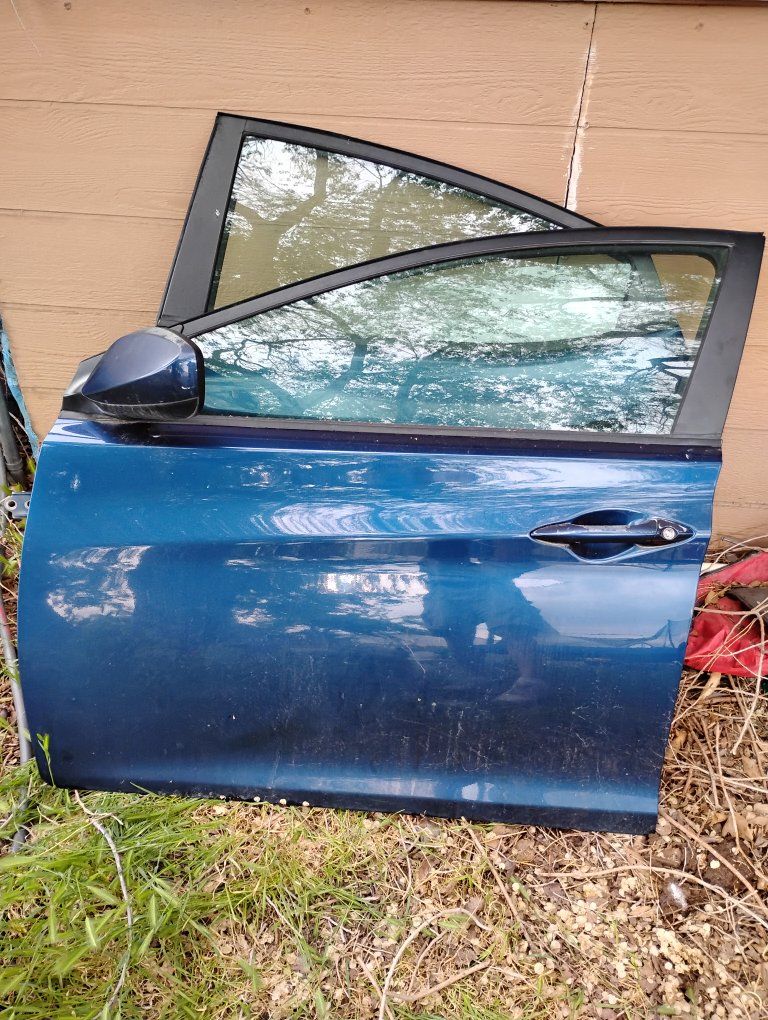 2015 Hyundai Elantra driver side door (complete)