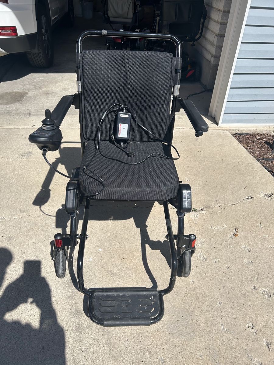 Electric collapsing wheelchair
