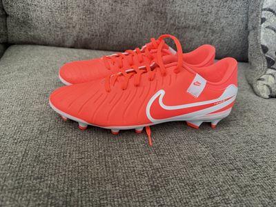 Nike cleats tiempo size 9
