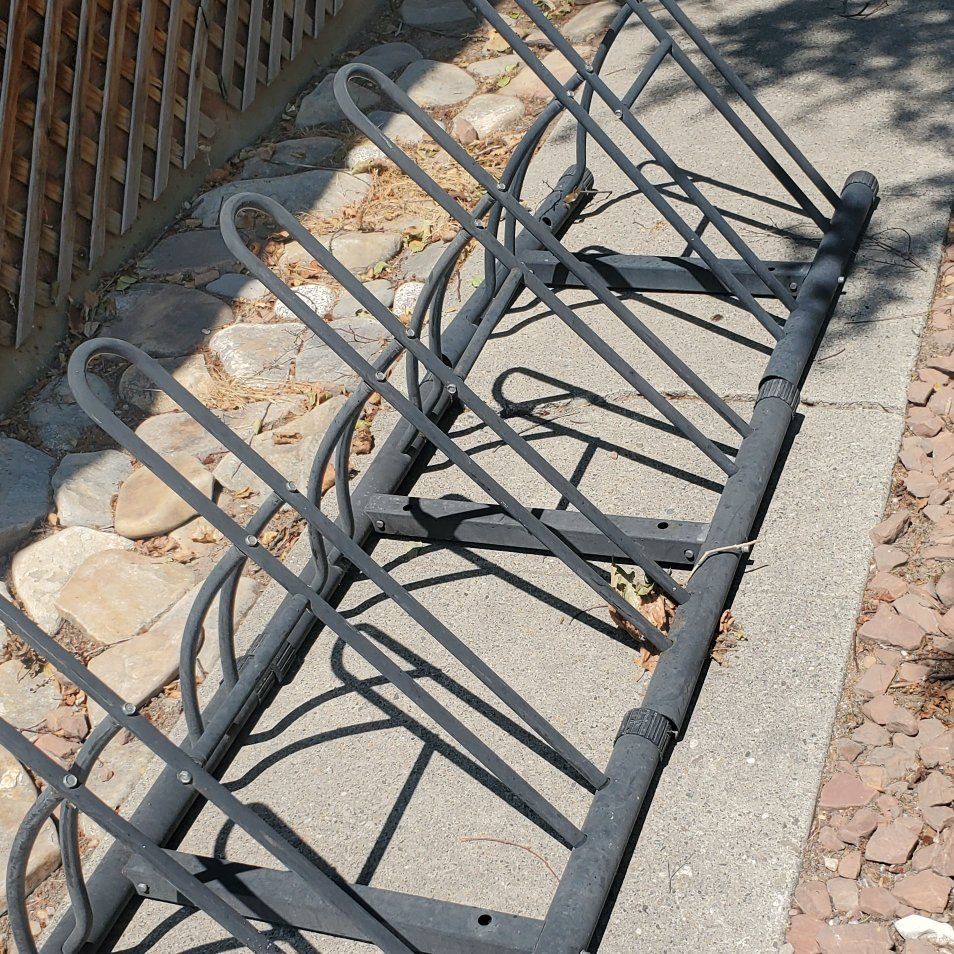 Floor bike racks