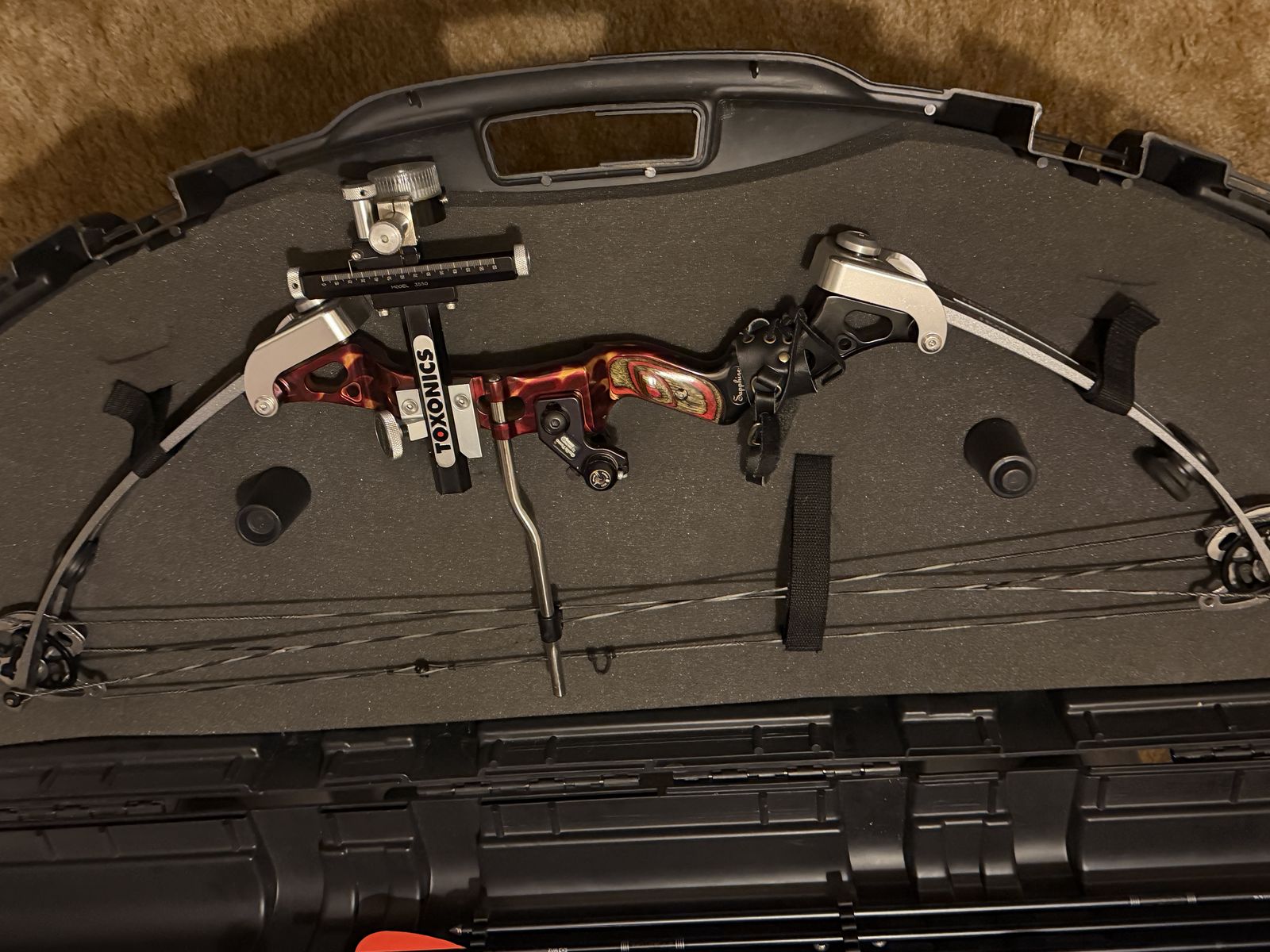 Beautiful youth Compound bow with some target arrows. and the case. ready to go
