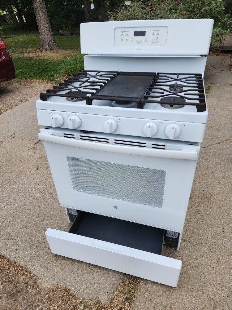 GE Adora 5-burner gas range