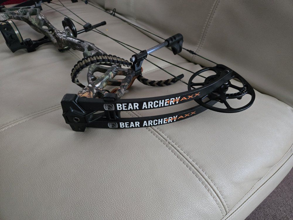 BEAR TRAXX READY TO HUNT, WITH ARROWS AND CASE, LIKE NEW, RH, 50 TO 70LBS