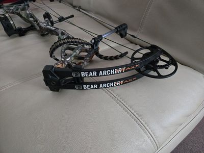 BEAR TRAXX READY TO HUNT, WITH ARROWS AND CASE, LIKE NEW, RH, 50 TO 70LBS