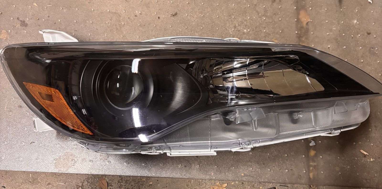 2015-2017 Toyota Camry Passenger Headlight (Brand new)