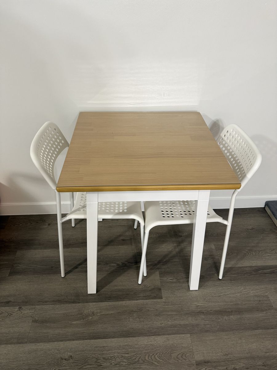 Square table with 2 chairs