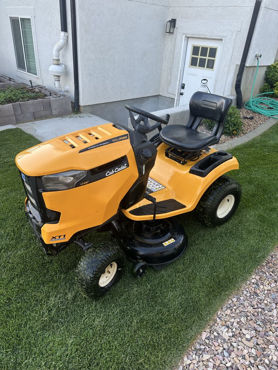 Cub Cadet XT1 42inch deck 547 cc gas riding lawnmower mower