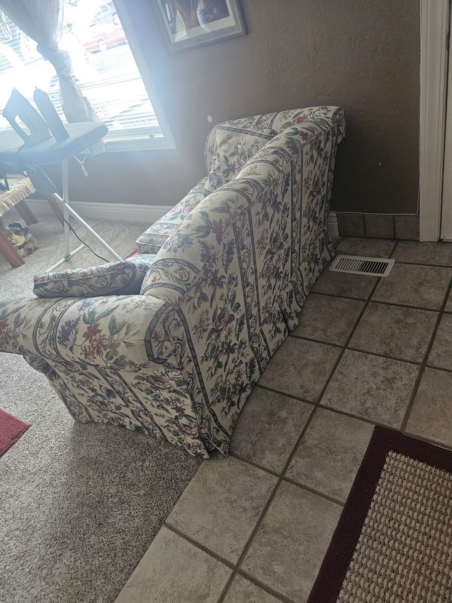 Floral Loveseat – Good Condition