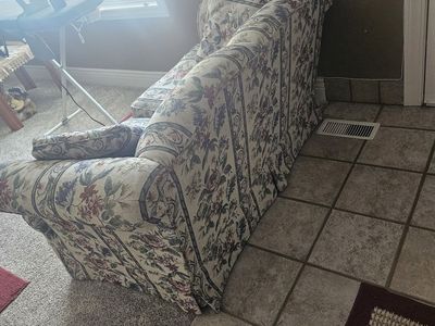 Floral Loveseat – Good Condition