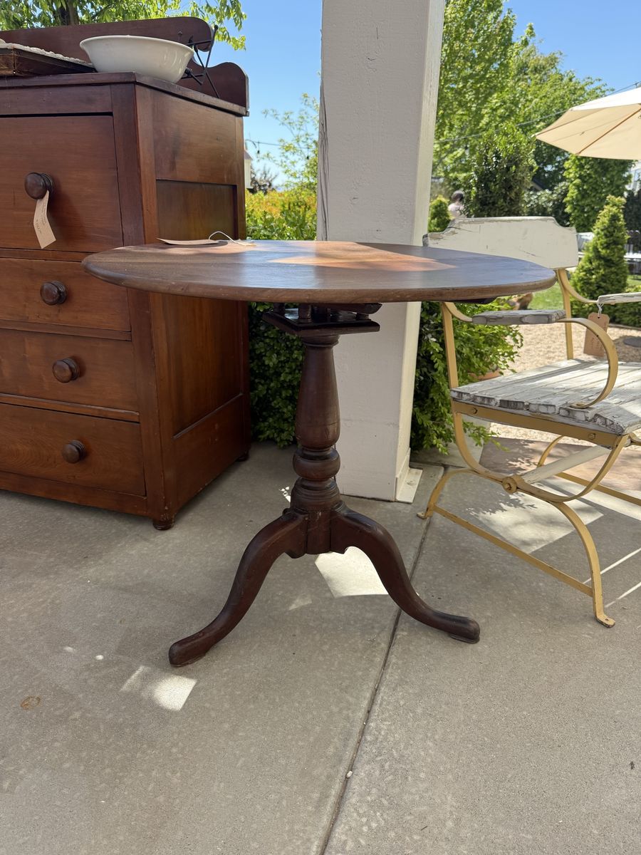 Antique  Queen Anne’s Dark Wood Pedestal Tilt-Top Side Table Round Accent Table