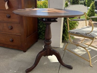 Antique Queen Anne’s Dark Wood Pedestal Tilt-Top Side Table Round Accent Table