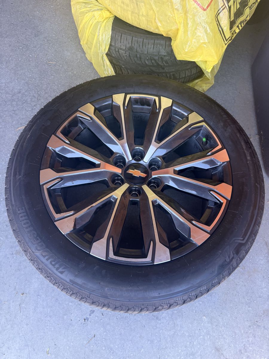 2025 Chevy Suburban 22” Wheels & Tires – 500 Miles – Like New