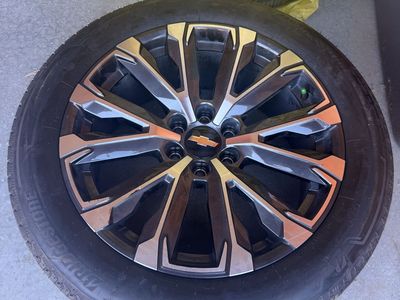 2025 Chevy Suburban 22” Wheels & Tires – 500 Miles – Like New