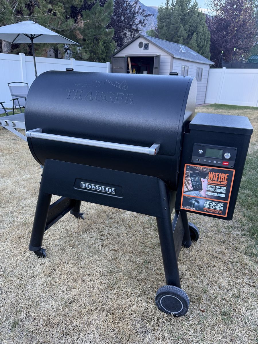 Like new Traeger Ironwood 885