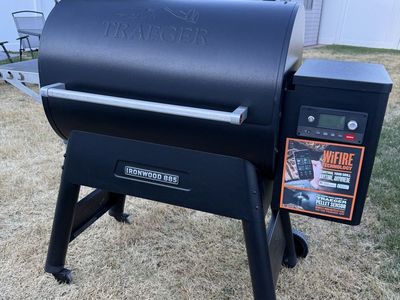 Like new Traeger Ironwood 885