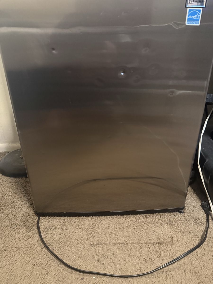 Avanti mini fridge. PayPal,Venmo,Cash App,Apple Pay only