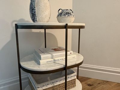 Oval marble stand