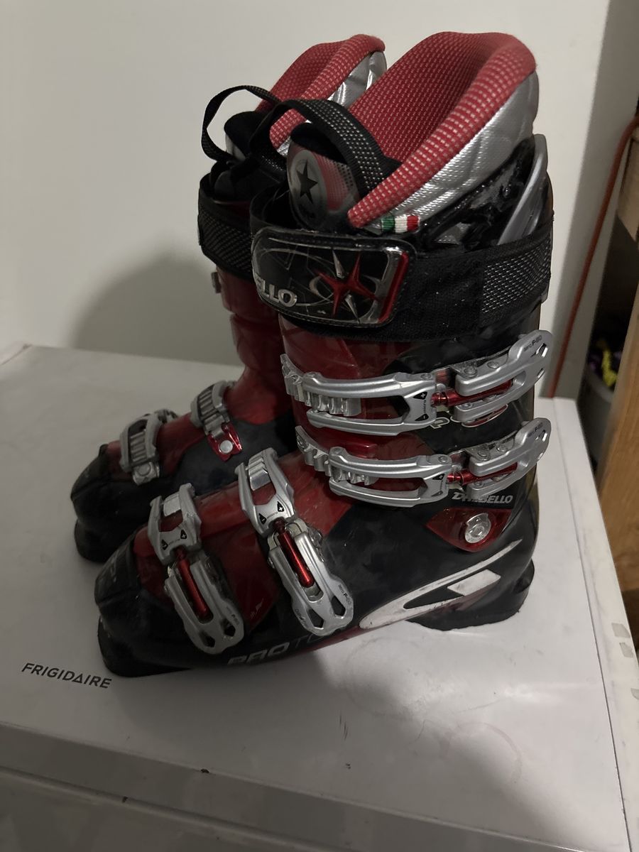 Men’s size 8.5 mondo 26.5 Dalbello ski boots