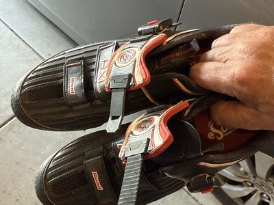 Bontrager mens 10 RXXXL Road Cycling Shoes - Black/Red with Ratcheting Buckle Closure