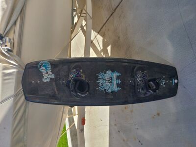 136cm wakeboard with control boots