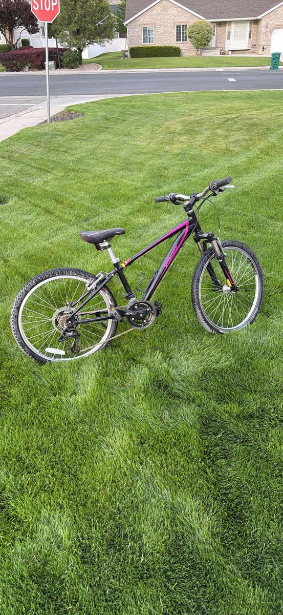 Girls 24” Specialized Hotrock Mountain Bike Black Pink