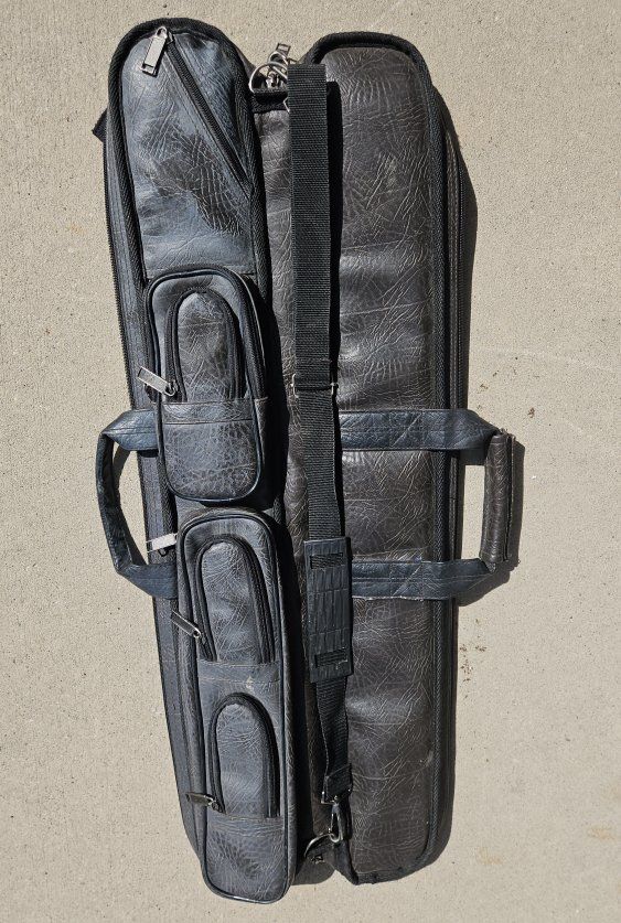 POOL CUE HOLDER 12 compartments, zippered. Holds 2