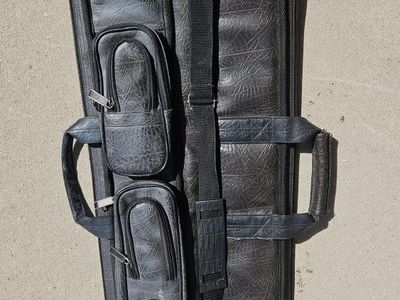 POOL CUE HOLDER 12 compartments, zippered. Holds 2