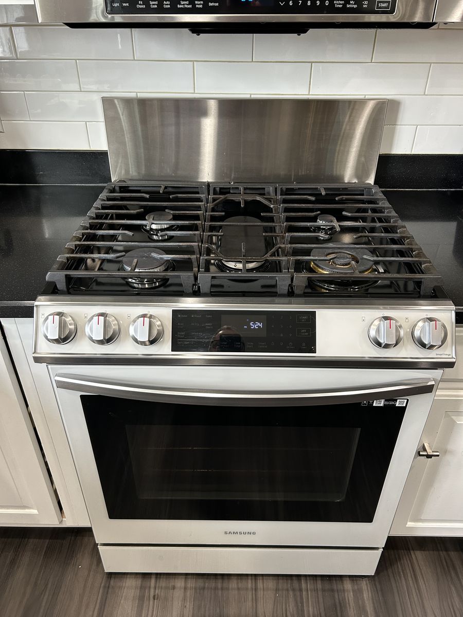 Samsung Bespoke 6.0 cu. ft. Slide in Gas Range with air Fry and Wi-Fi