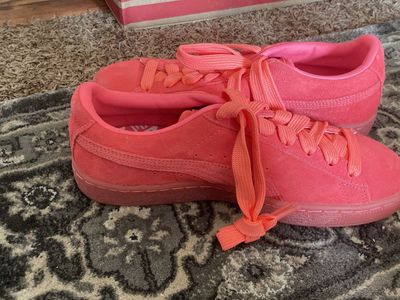 Brand new pink pumas size 7
